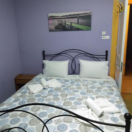 Pinguino Hostel Атина Екстериор снимка