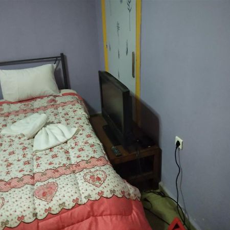 Pinguino Hostel Атина Екстериор снимка