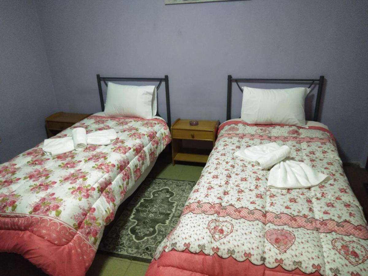 Pinguino Hostel Атина Екстериор снимка