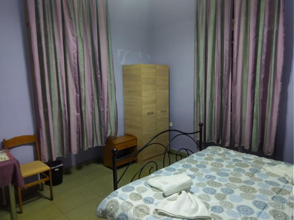 Pinguino Hostel Атина Екстериор снимка