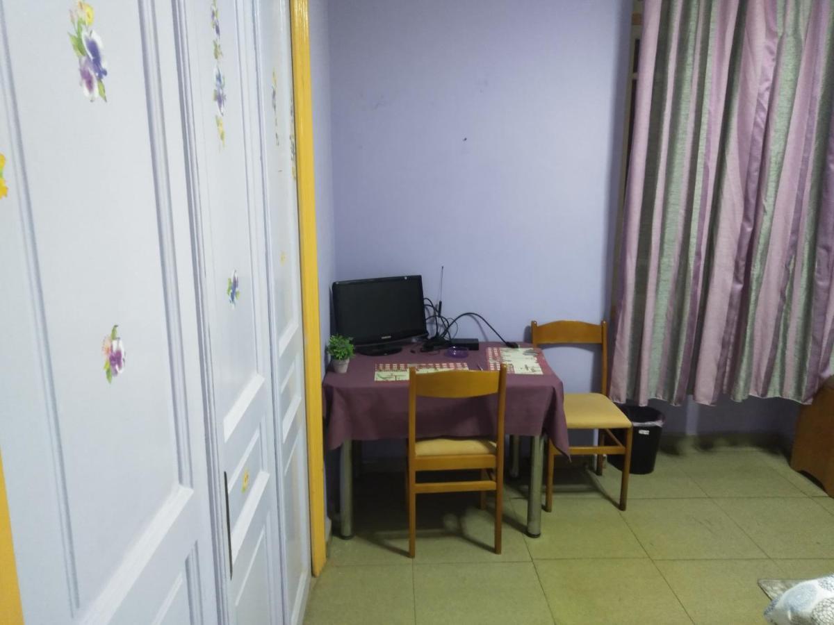 Pinguino Hostel Атина Екстериор снимка