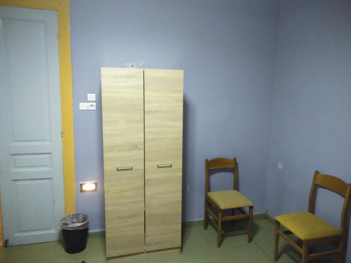 Pinguino Hostel Атина Екстериор снимка