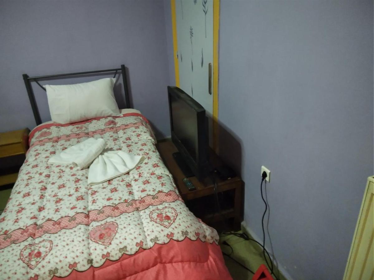 Pinguino Hostel Атина Екстериор снимка